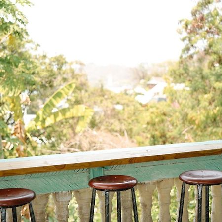 Ostello Bajo Bunkhouse Labuan Bajo Esterno foto