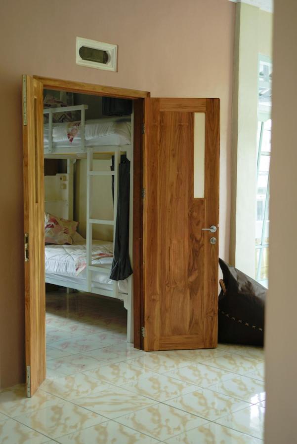 Ostello Bajo Bunkhouse Labuan Bajo Esterno foto