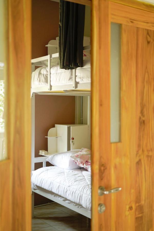 Ostello Bajo Bunkhouse Labuan Bajo Esterno foto