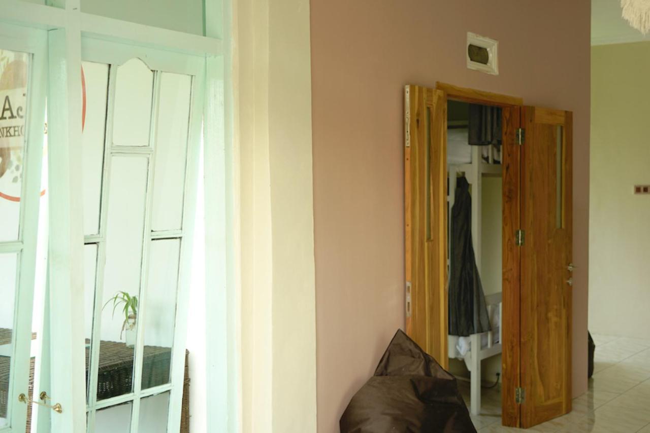 Ostello Bajo Bunkhouse Labuan Bajo Esterno foto