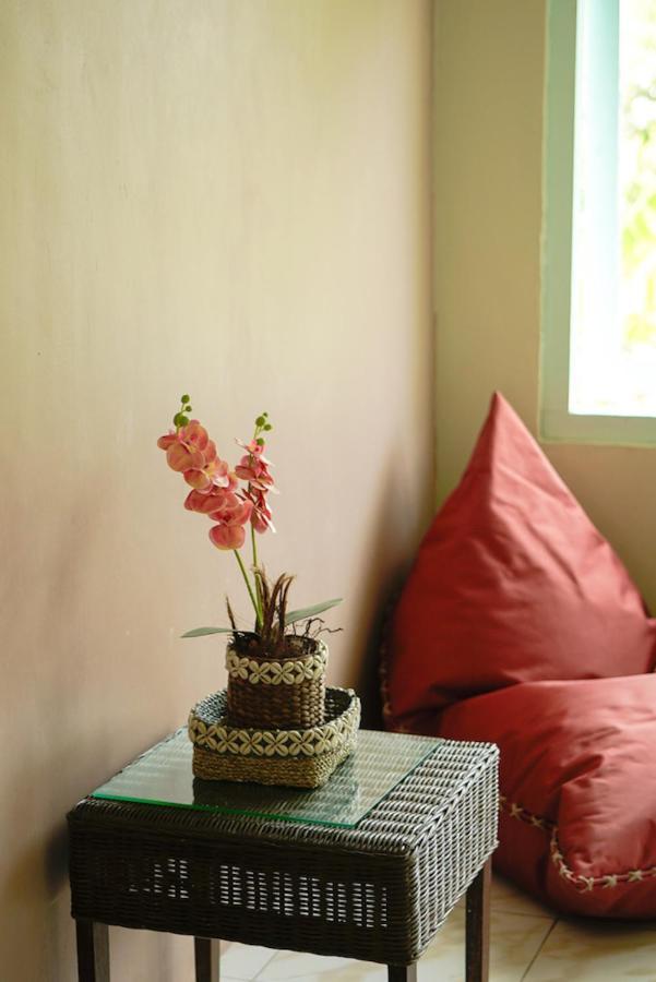 Ostello Bajo Bunkhouse Labuan Bajo Esterno foto