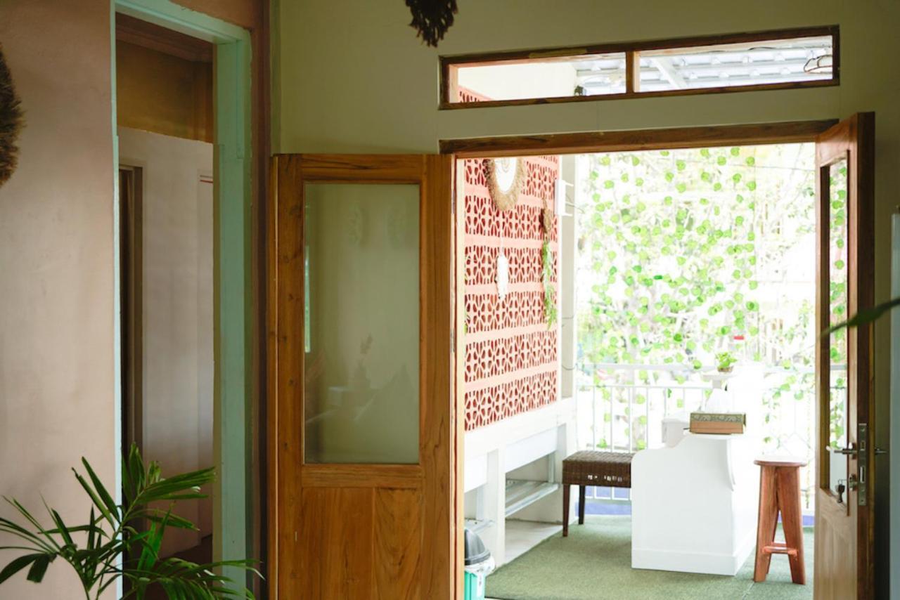 Ostello Bajo Bunkhouse Labuan Bajo Esterno foto